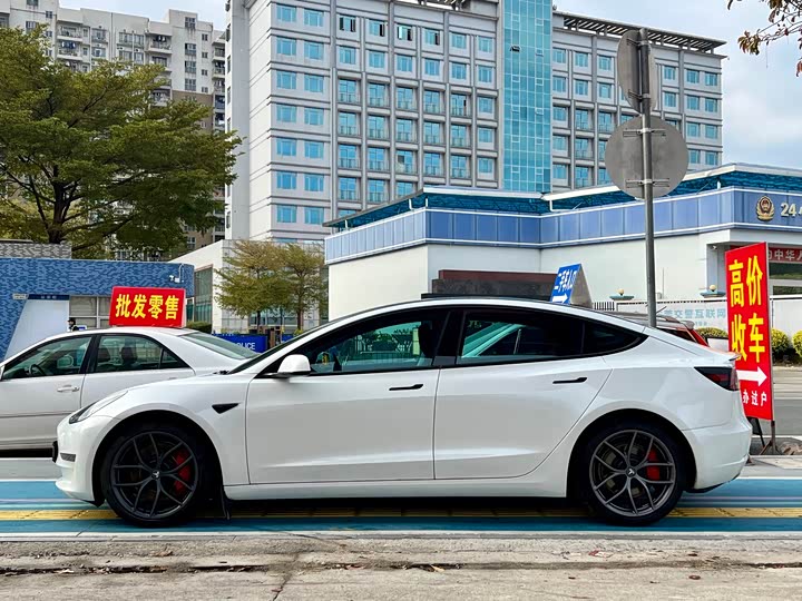 Фото 4 - Tesla Model 3