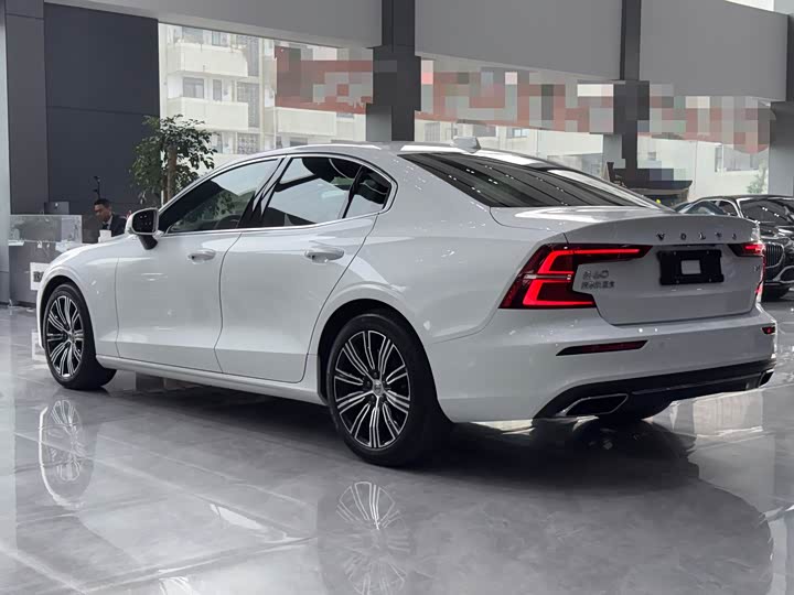 Фото 9 - Volvo S60