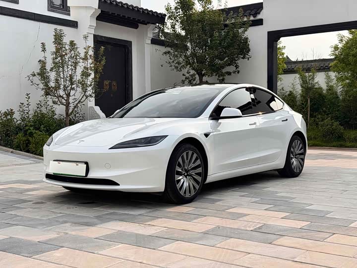 Фото 1 - Tesla Model 3