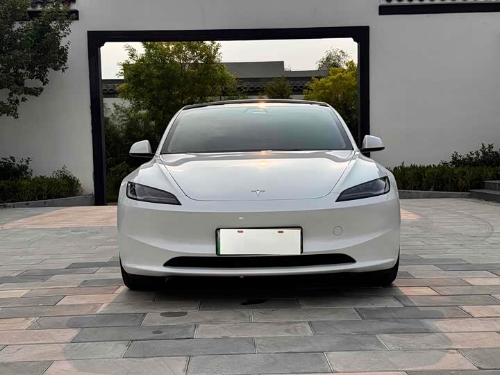 Фото 2 - Tesla Model 3