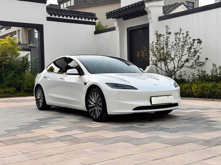 Фото 3 - Tesla Model 3