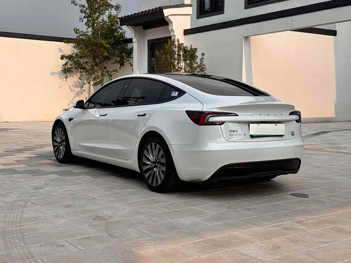 Фото 4 - Tesla Model 3