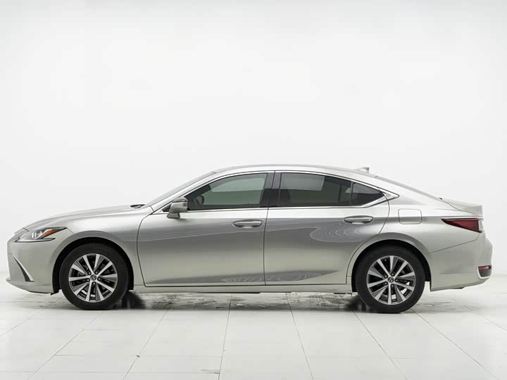 Фото 3 - Lexus ES