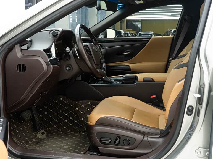 Фото 6 - Lexus ES