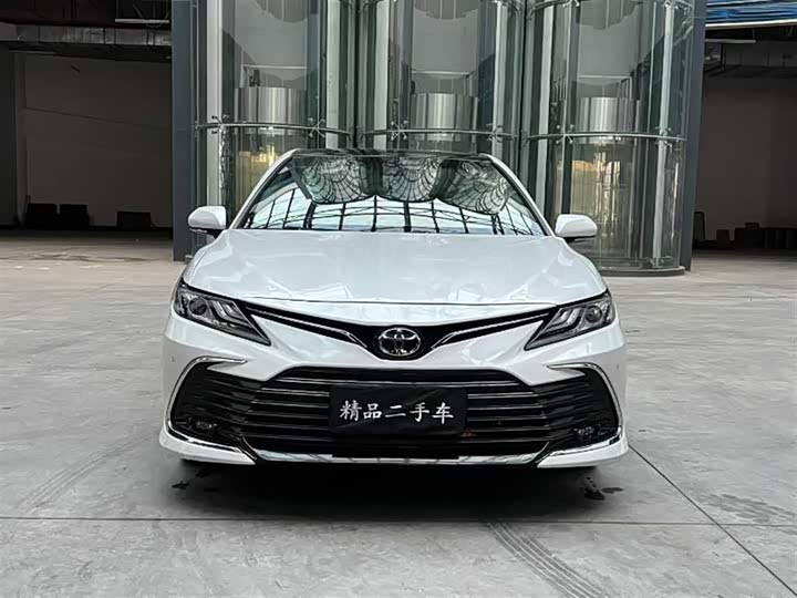 Фото 2 - Toyota Camry