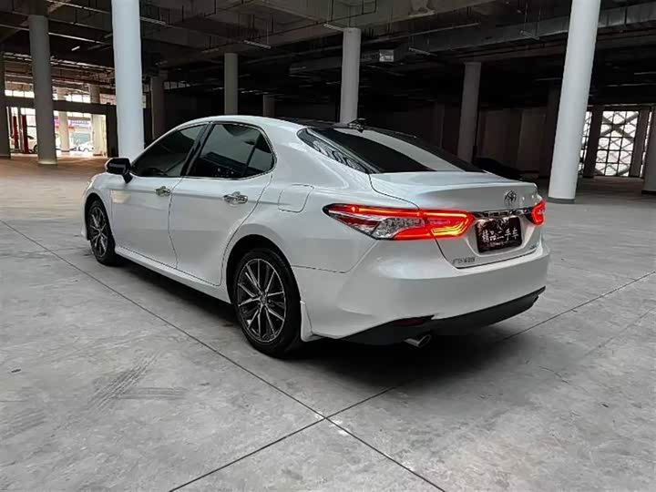 Фото 7 - Toyota Camry