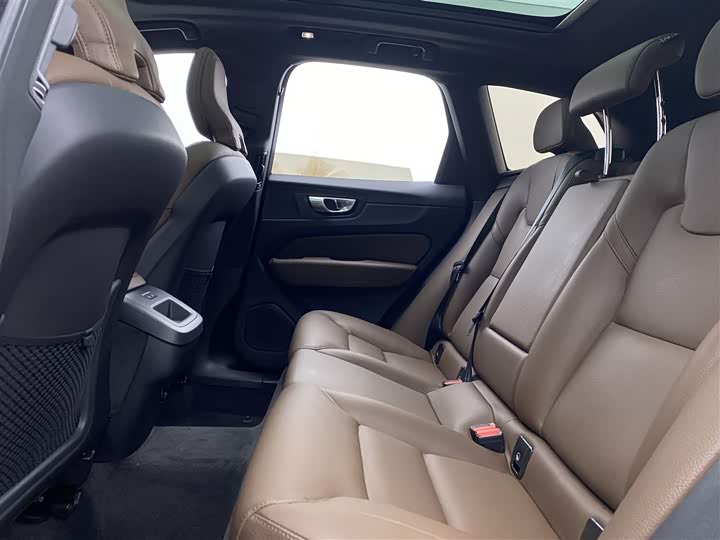 Фото 8 - Volvo XC60