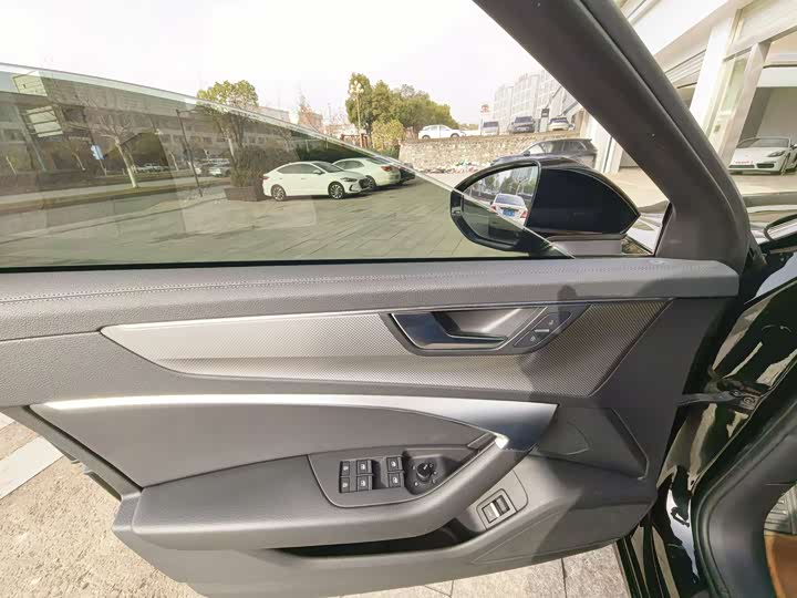 Фото 9 - Audi A6L