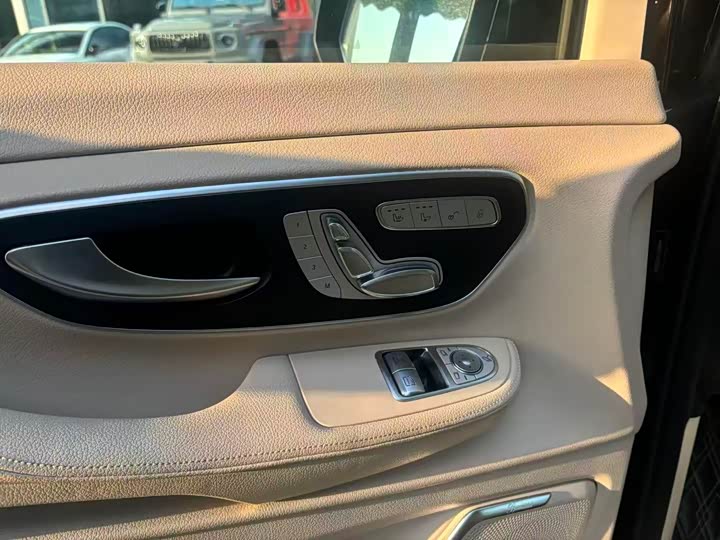 Фото 8 - Mercedes-Benz V-Class