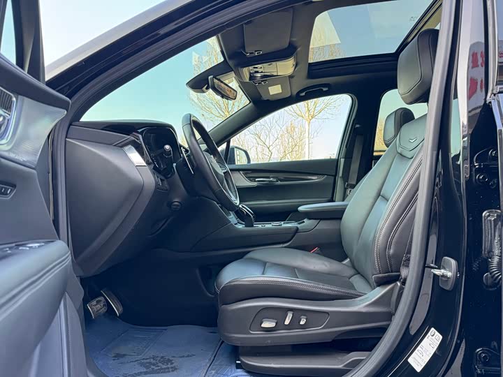 Фото 9 - Cadillac XT6