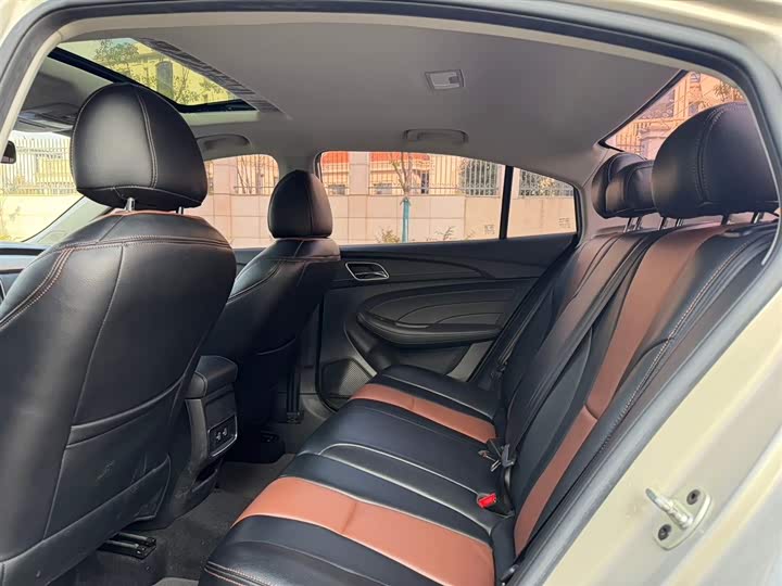 Фото 2 - Roewe i5