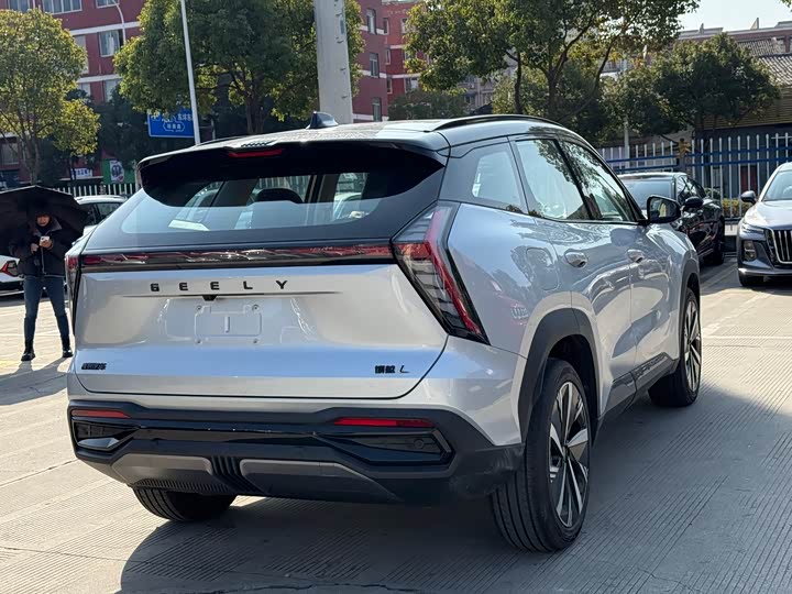 Фото 8 - Geely Atlas L