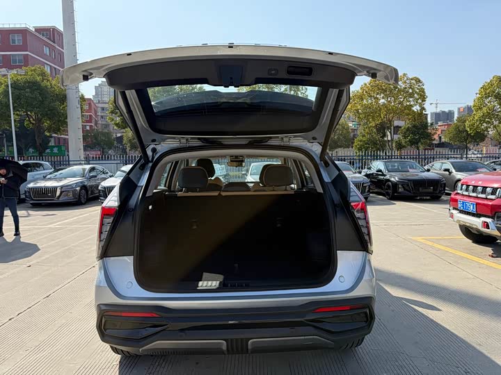 Фото 9 - Geely Atlas L