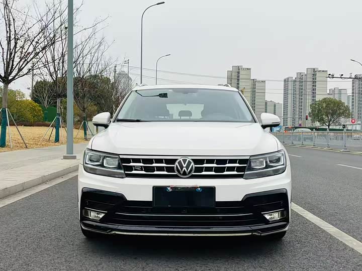 Фото 2 - Volkswagen Tiguan L Pro