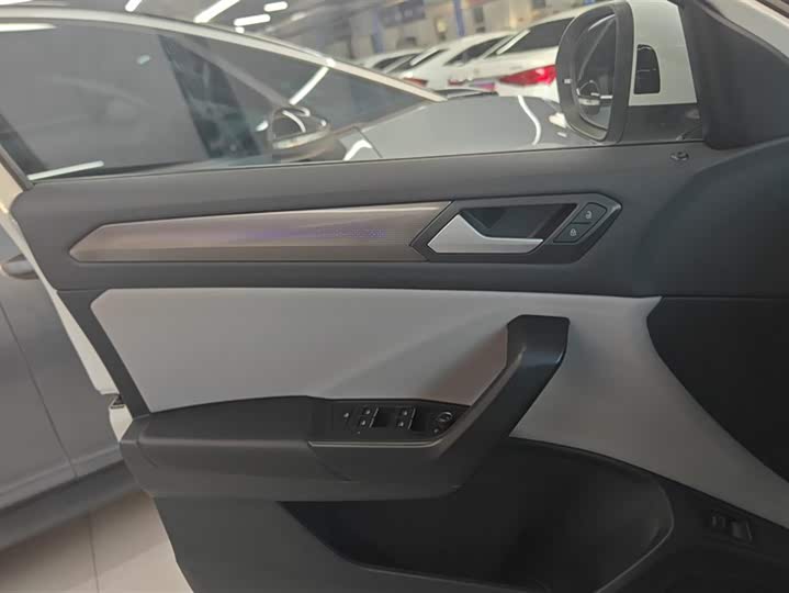 Фото 7 - Volkswagen T-Roc