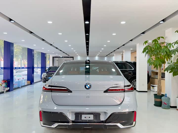 Фото 8 - BMW i7