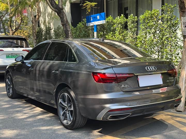 Фото 6 - Audi A4L