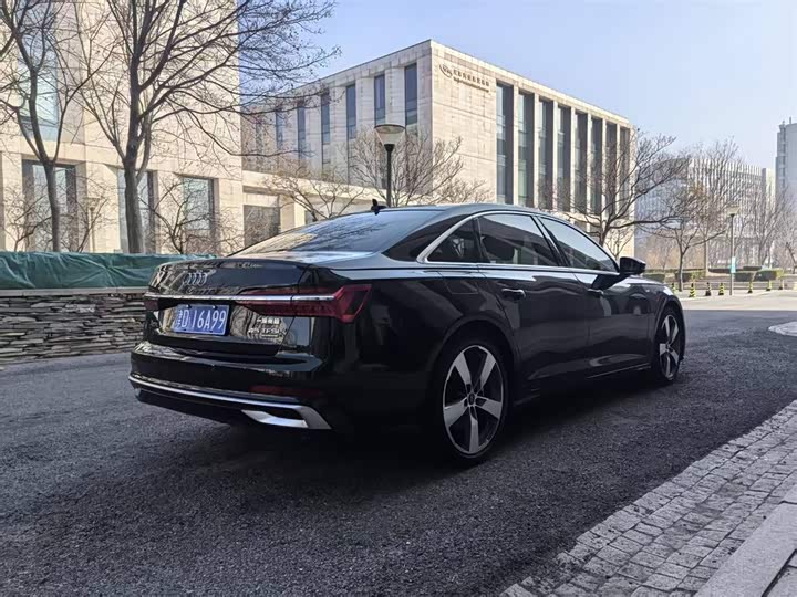 Фото 5 - Audi A6L