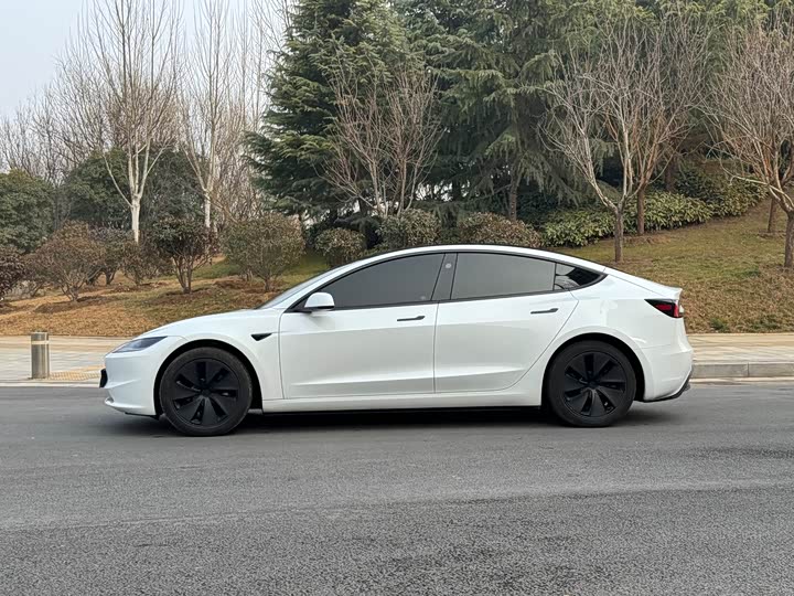 Фото 4 - Tesla Model 3