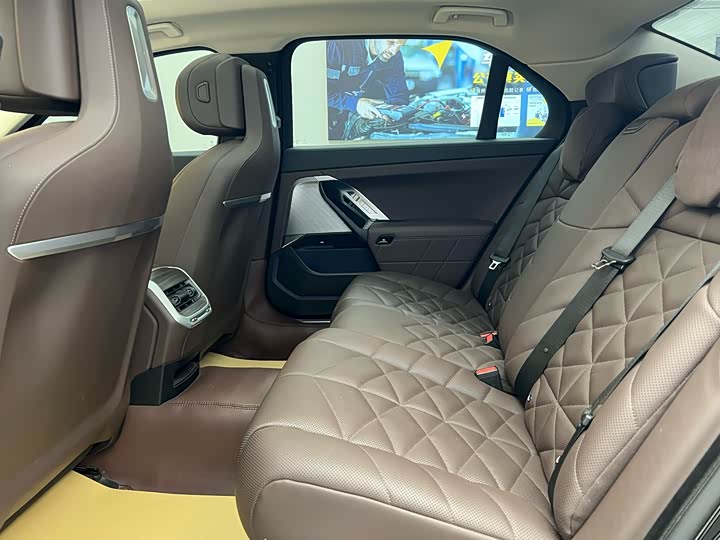 Фото 8 - BMW 7 Series