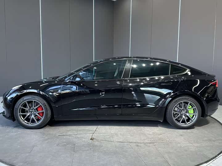 Фото 4 - Tesla Model 3