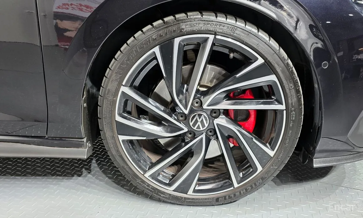 Photo 5 - Volkswagen Golf