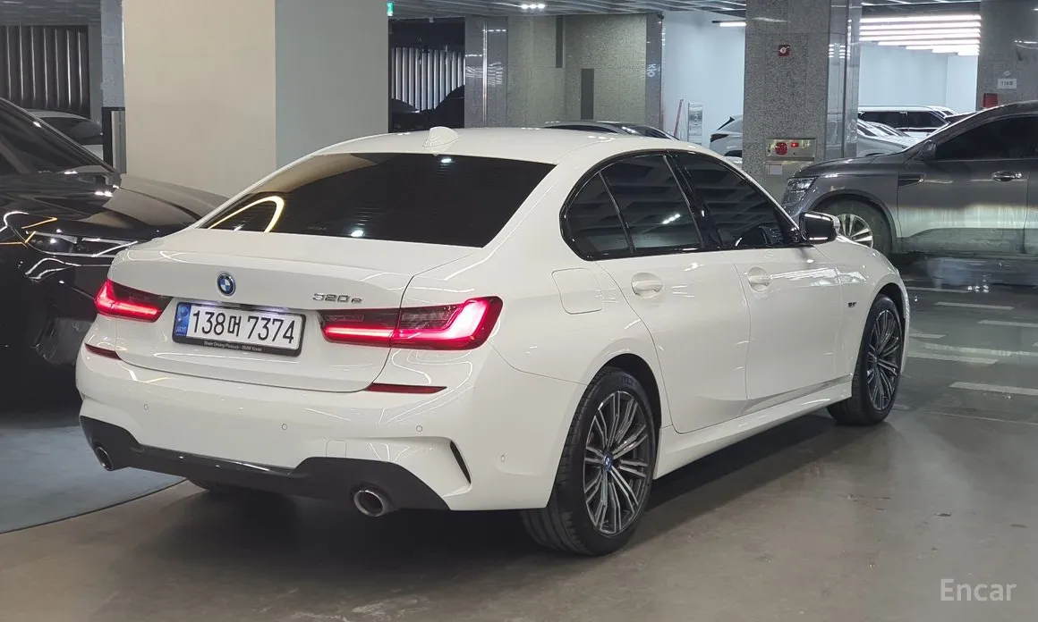 Photo 2 - BMW 3 Series