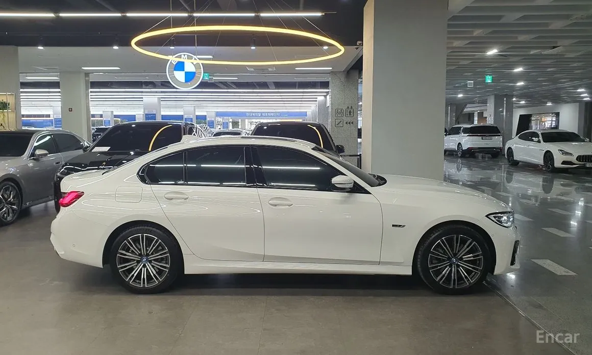 Photo 20 - BMW 3 Series