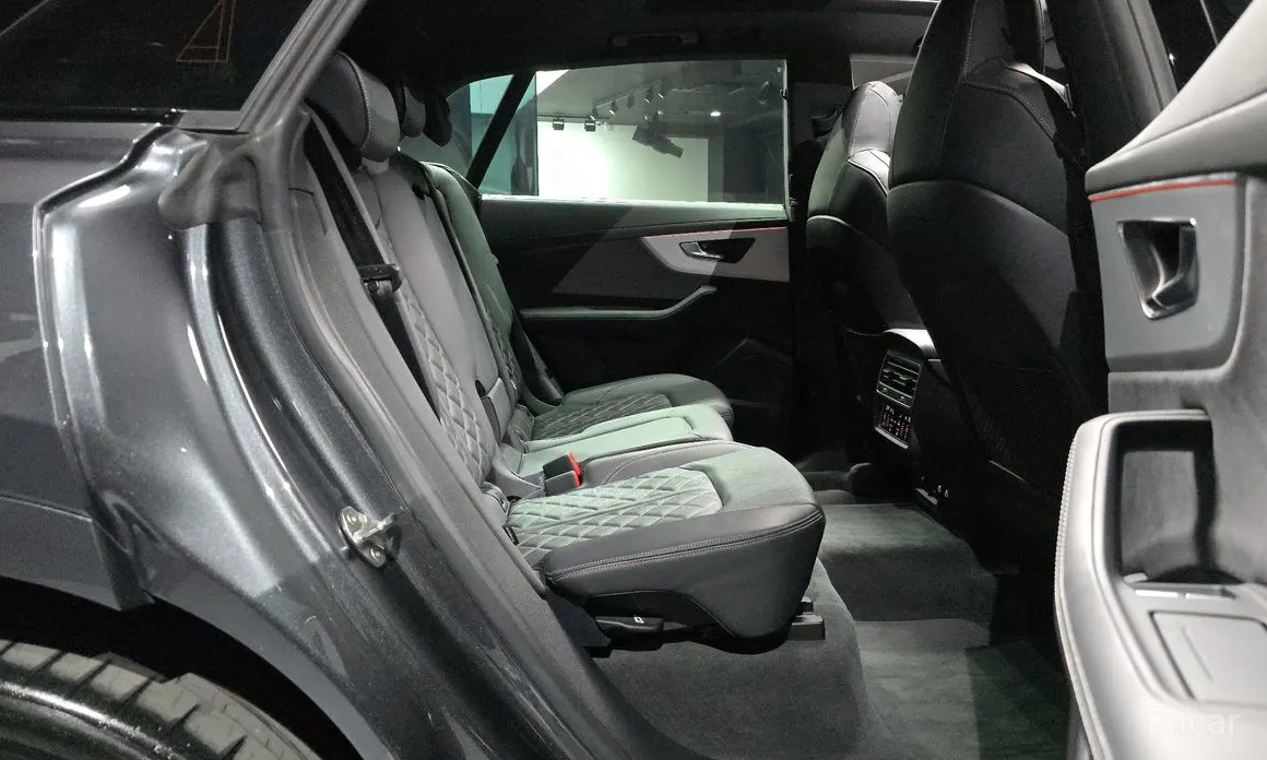 Фото 12 - Audi Q8