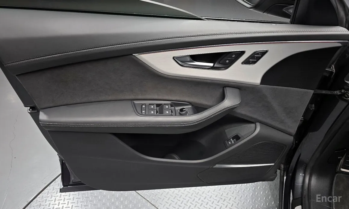 Фото 18 - Audi Q8