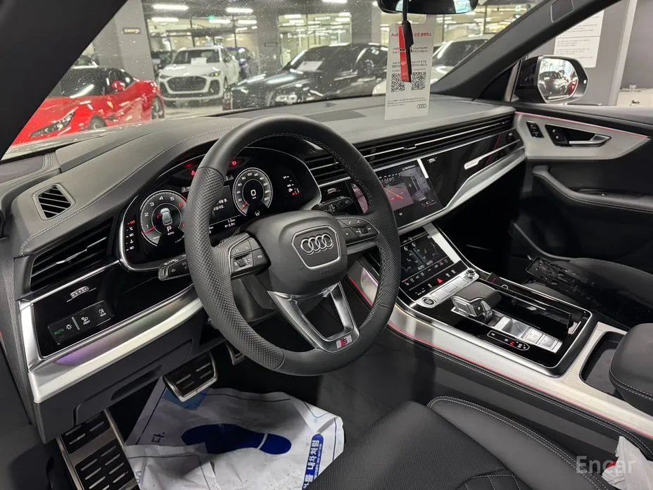 Фото 15 - Audi Q8