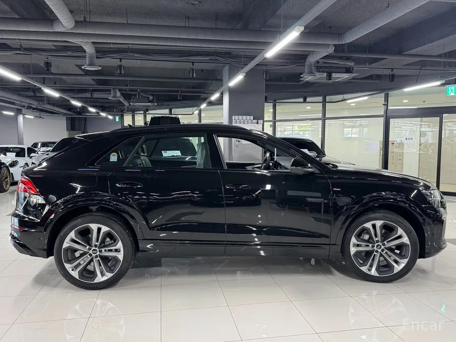 Фото 2 - Audi Q8