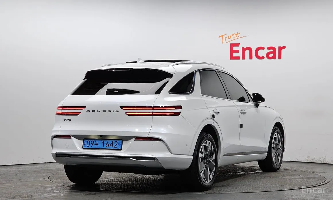 Фото 2 - Genesis GV70