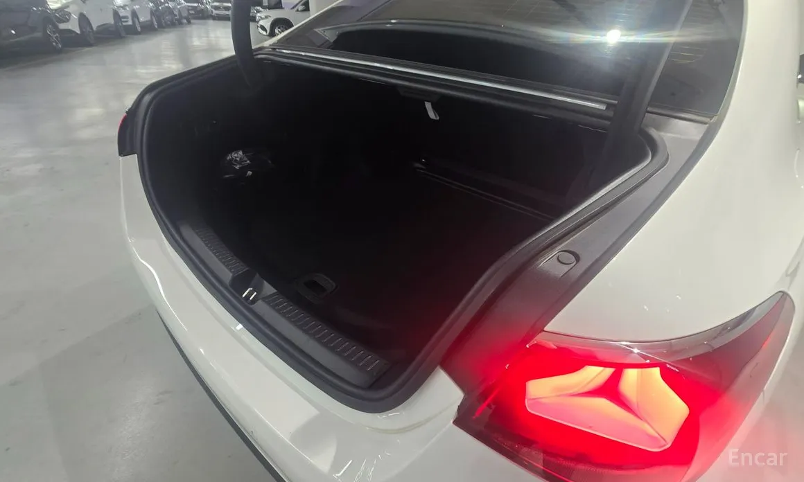 Фото 10 - Mercedes-Benz E-Class