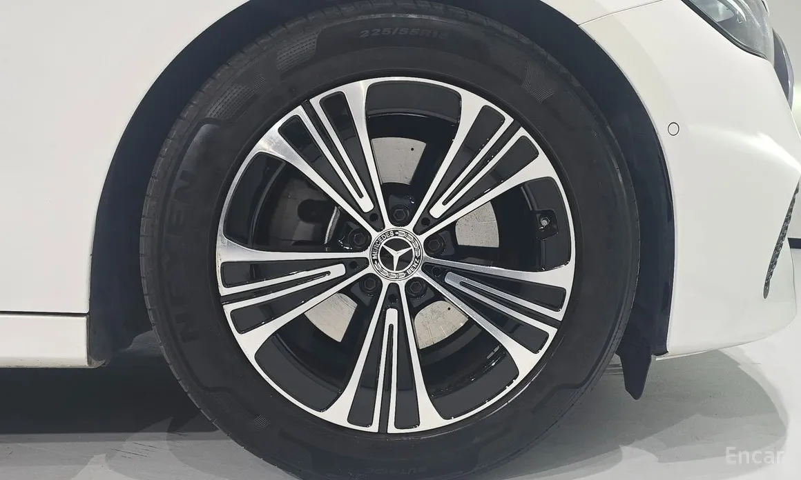 Фото 5 - Mercedes-Benz E-Class