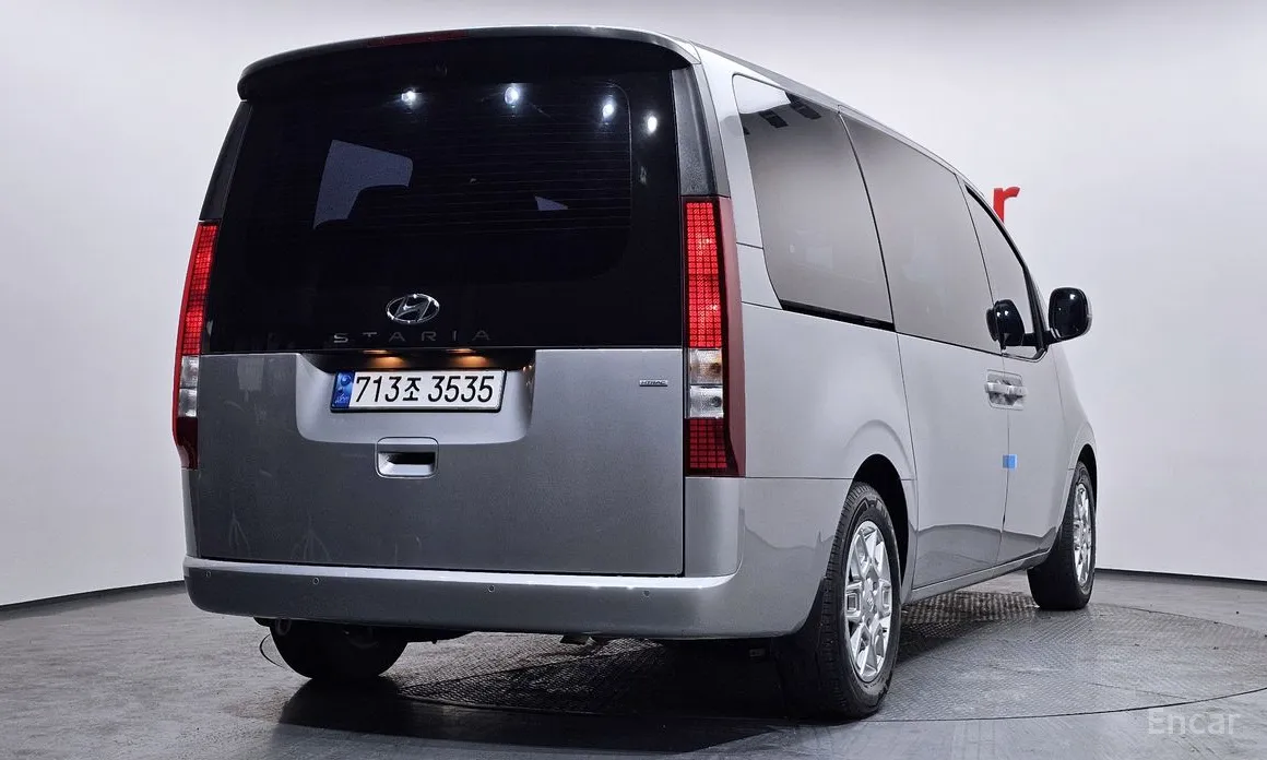 Фото 2 - Hyundai Staria