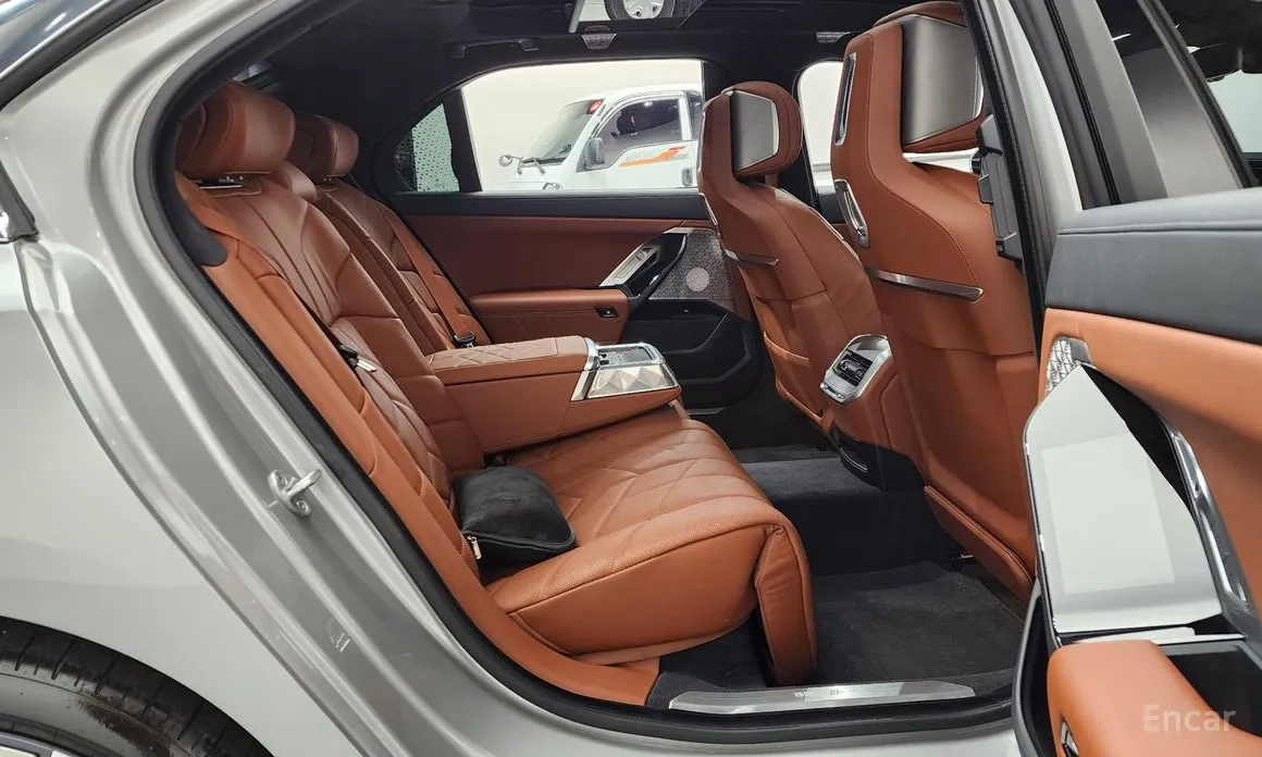 Фото 12 - BMW i7