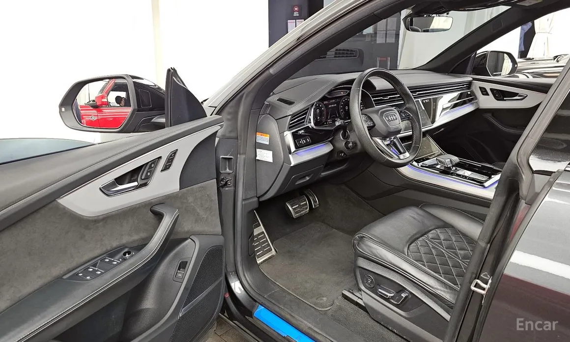 Фото 10 - Audi Q8