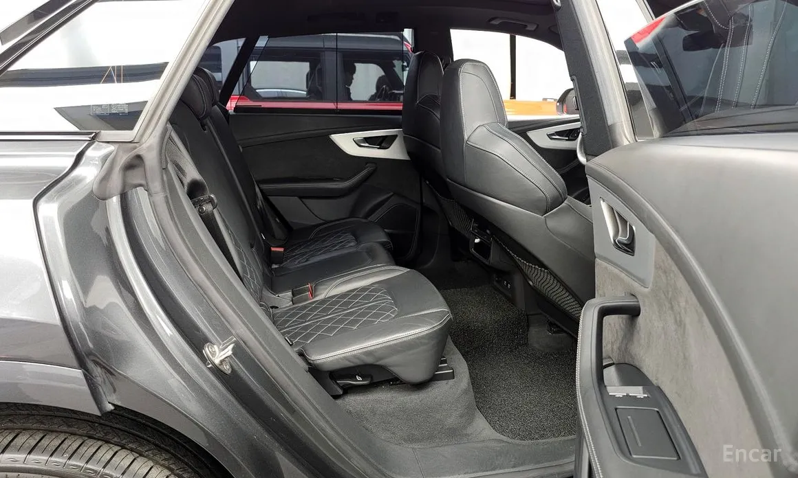 Фото 12 - Audi Q8