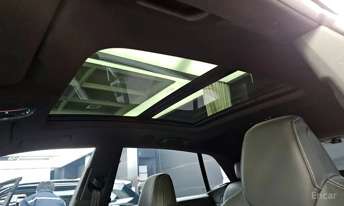 Фото 18 - Audi Q8