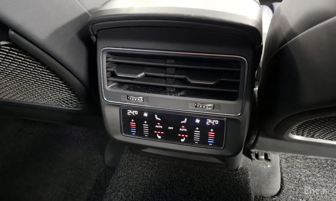 Фото 19 - Audi Q8