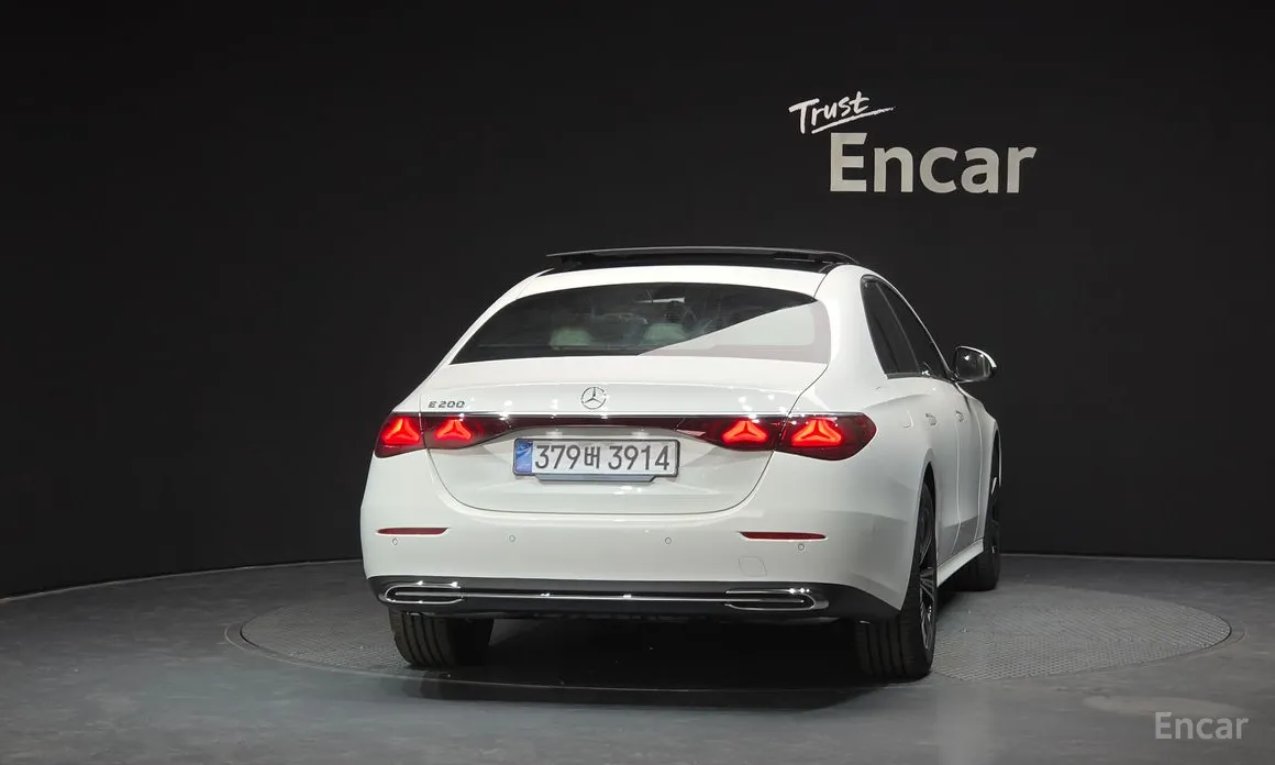 Фото 4 - Mercedes-Benz E-Class