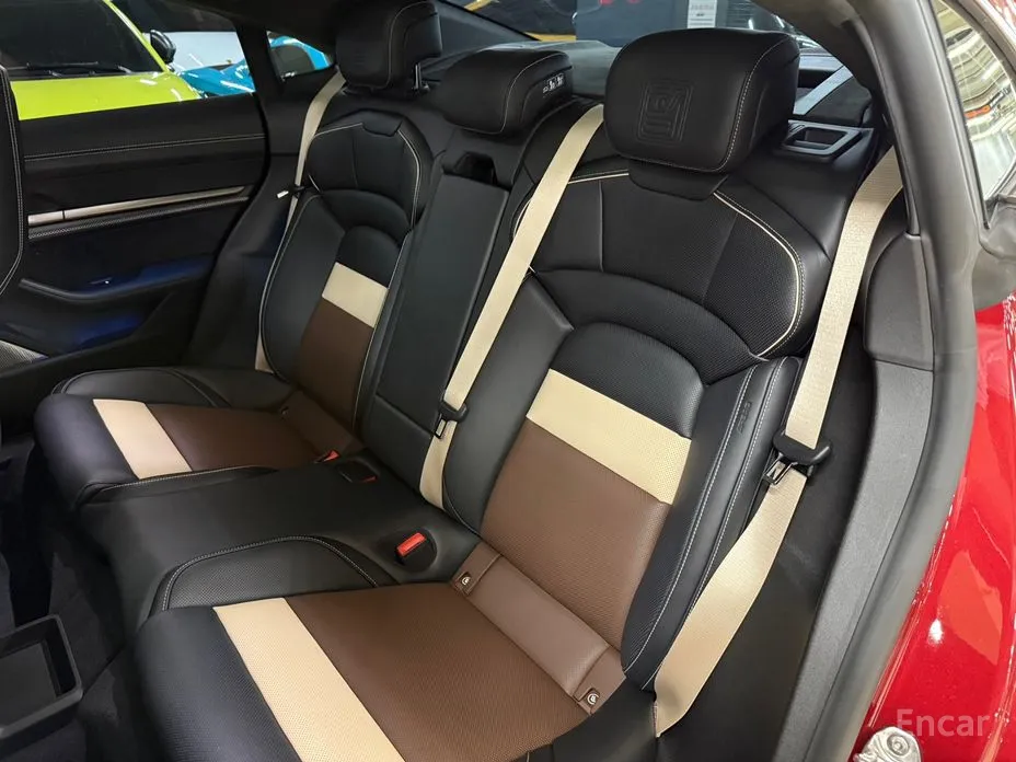 Фото 17 - Porsche Taycan