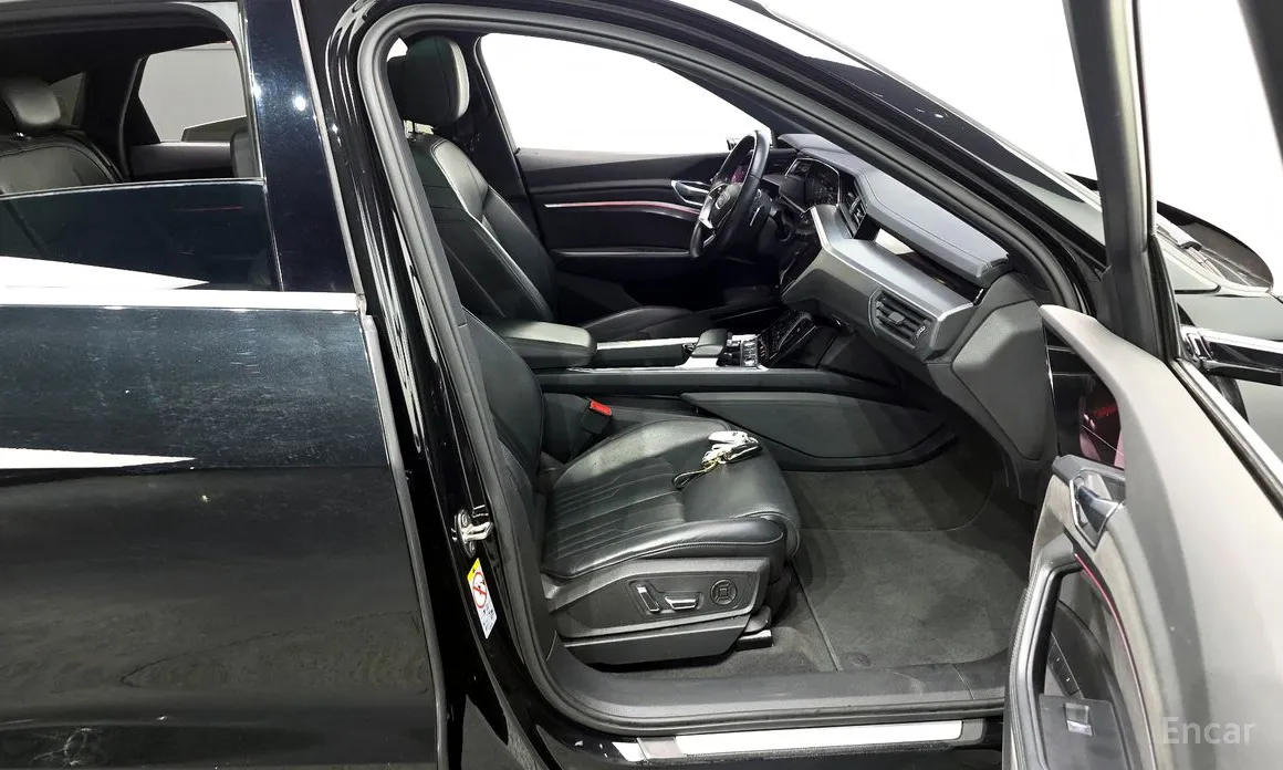 Фото 11 - Audi e-tron