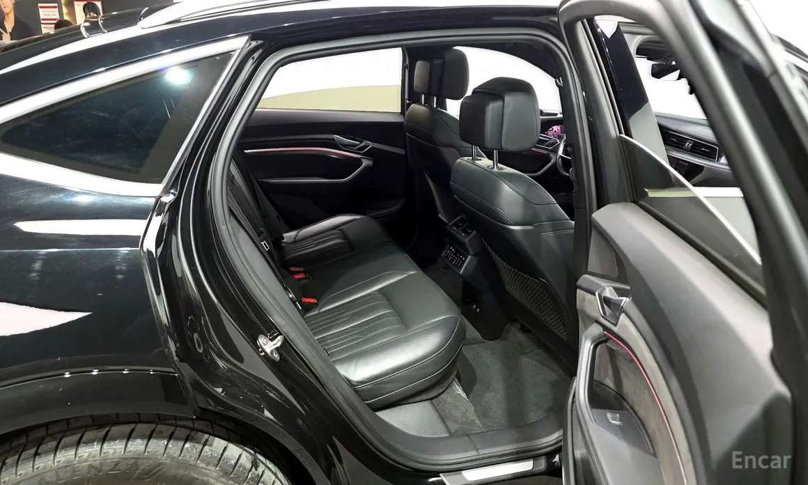 Фото 12 - Audi e-tron