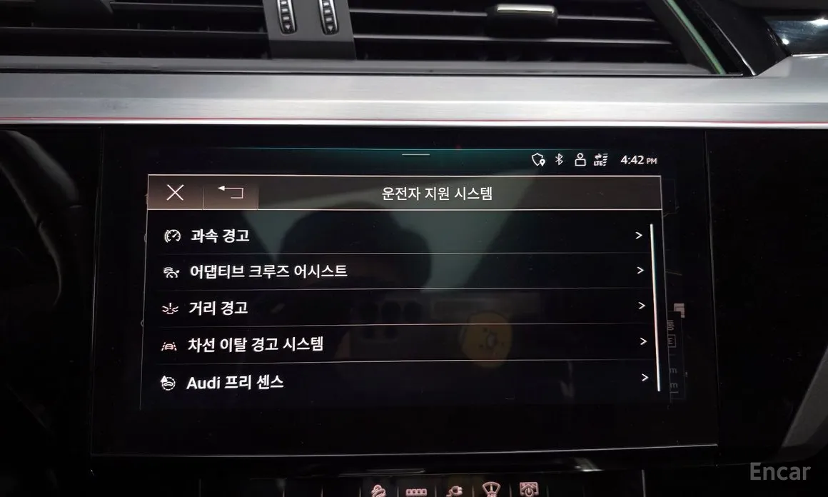 Фото 16 - Audi e-tron