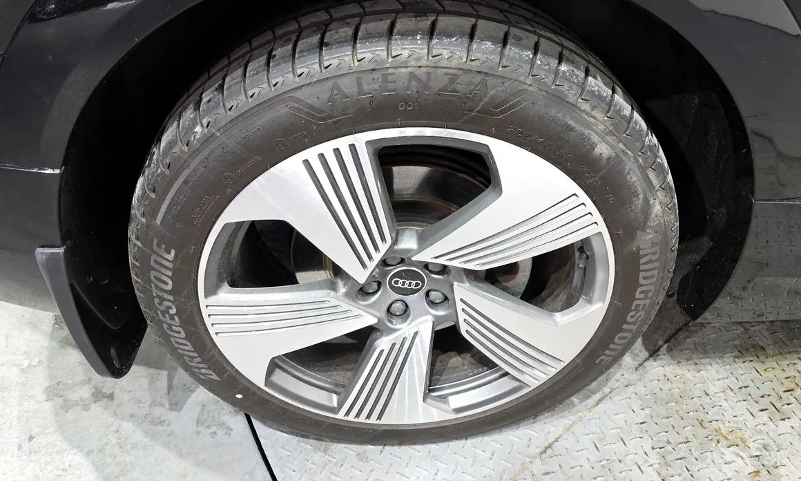 Фото 5 - Audi e-tron