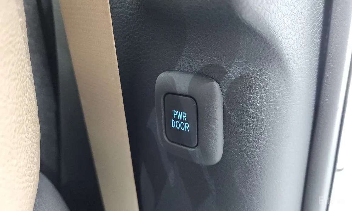 Фото 19 - Toyota Sienna