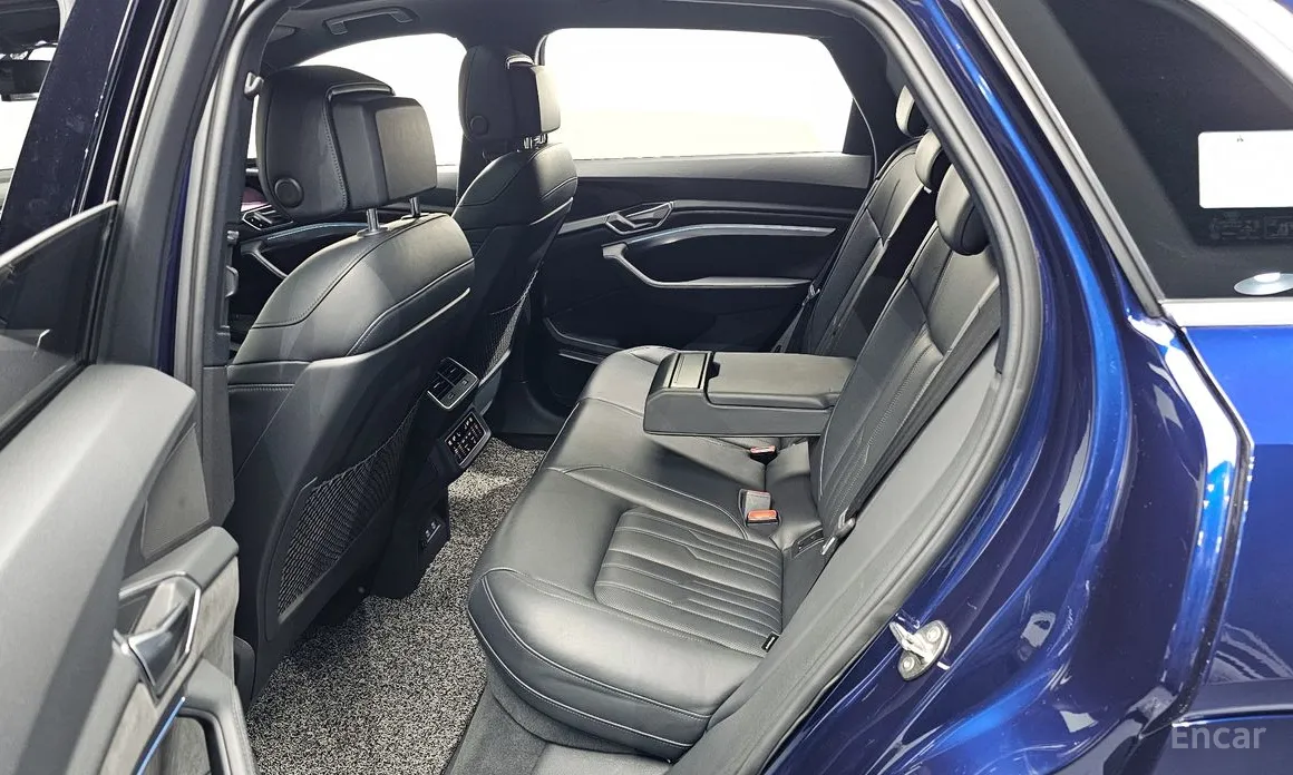 Фото 12 - Audi e-tron