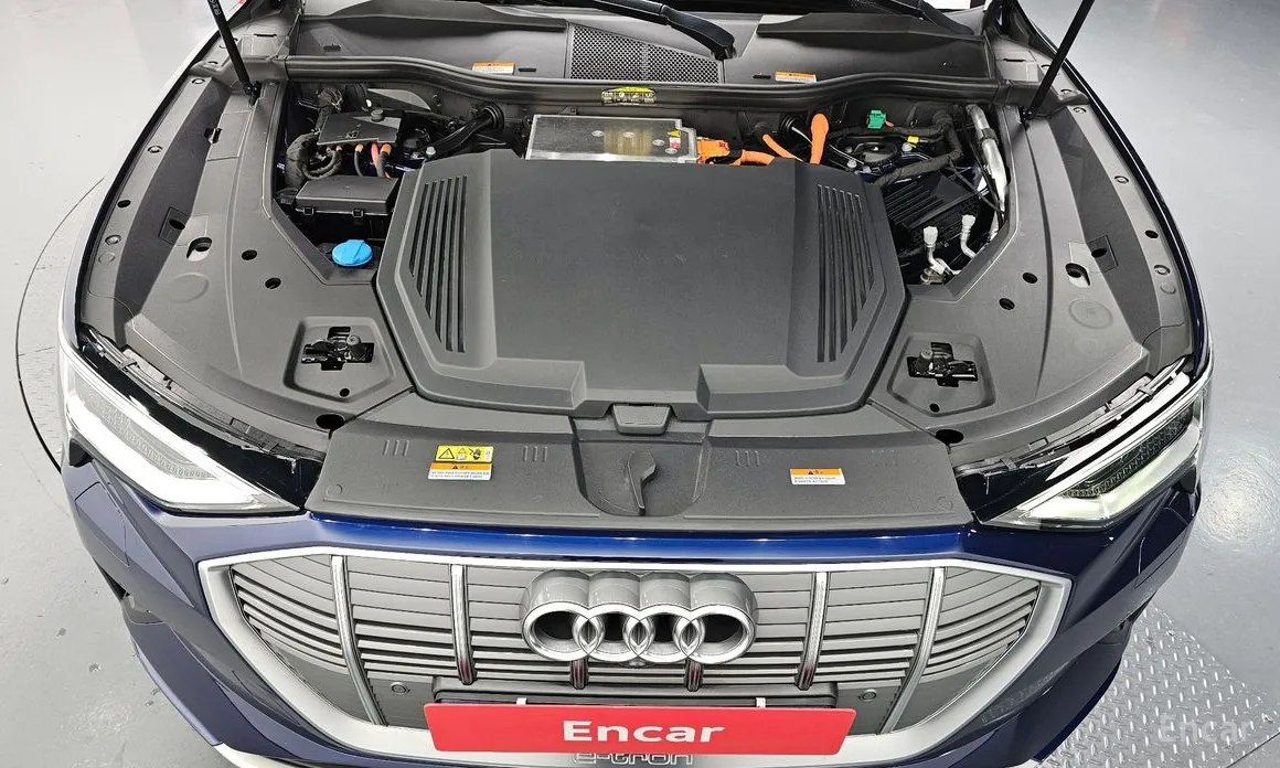 Фото 6 - Audi e-tron